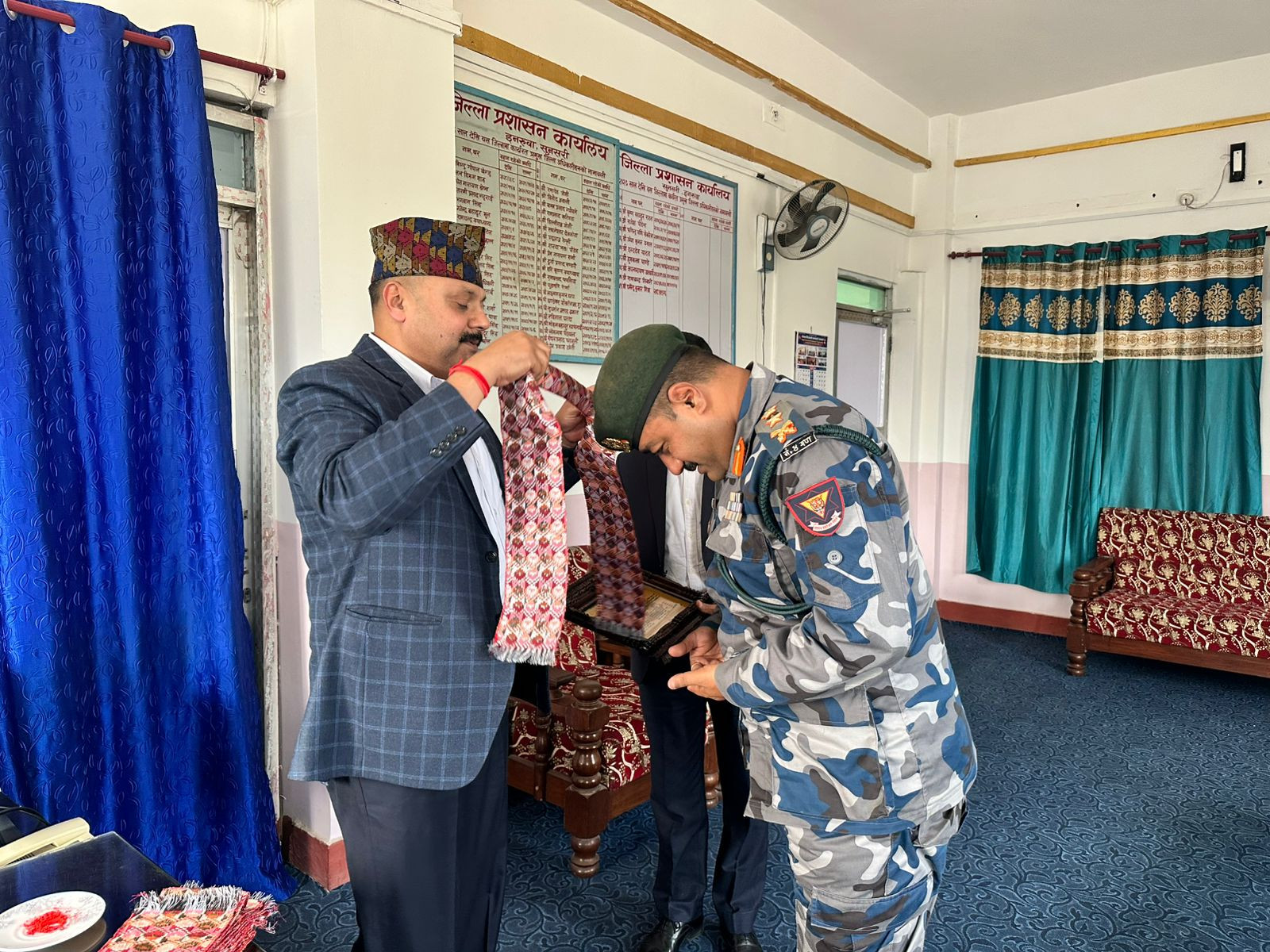 सशस्त्र प्रहरी वल नेपाल नं.४ गण, हे.क्वा., सुनसरीबाट सरुवा भई जानलाग्‍नु स.प्र.उ. श्री समेनन्द बज्राचार्य तथा सोही गणमा सरुवा भई आउनु भएका स.प्र.उ. श्री निर्मल कुमार थापालाई जिल्ला सुरक्षा समिति, सुनसरी बाट स्वागत तथा फेरी भेटौला कार्यक्रम ।