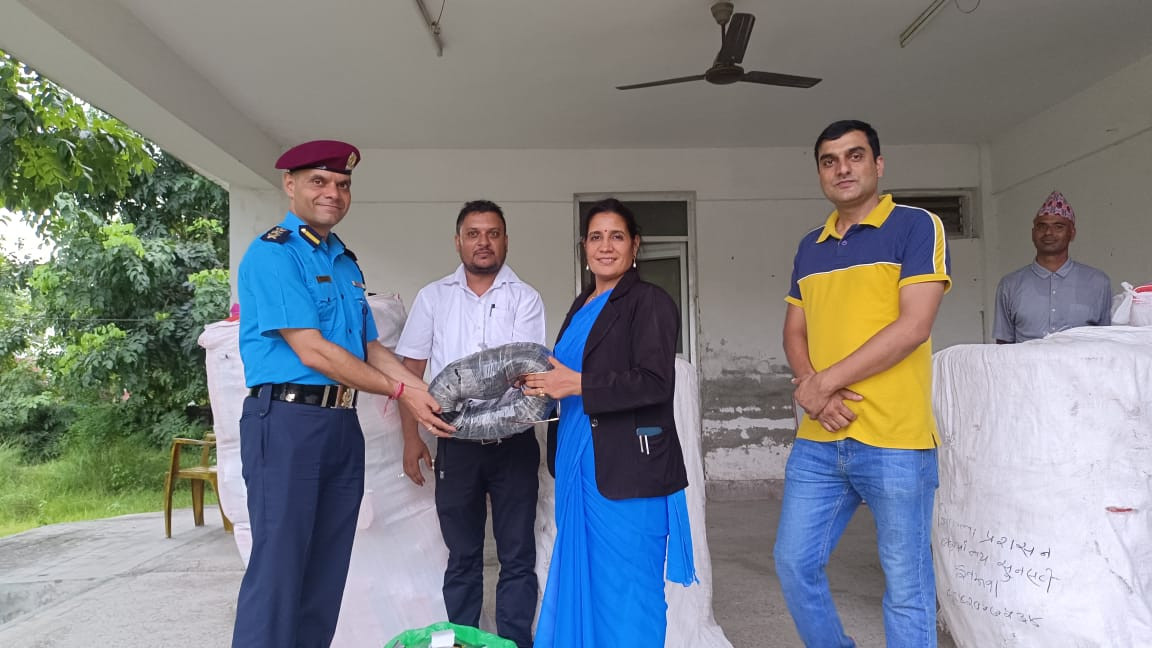 जिल्ला प्रहरी कार्यालय,सुनसरी तथा सशस्‍त्र प्रहरी बल नेपाल नं. ४ गण, सुनसरीलाई जिल्ला प्रशासन कार्यालय, सुनसरीकाे तर्फबाट बिपद् उद्धारका सामाग्री हस्तानतरण ।